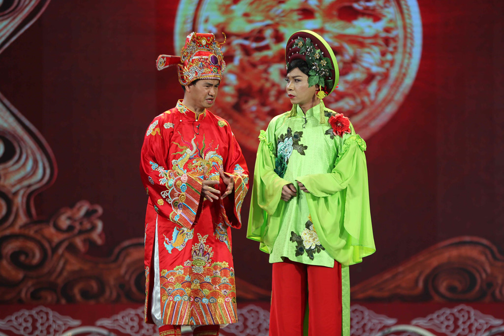 Táo Y tế đeo cánh thiên thần, Tự Long không ngừng livestream